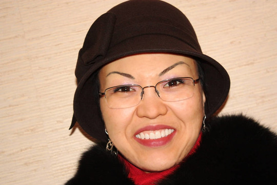 戴帽子和眼鏡的女人