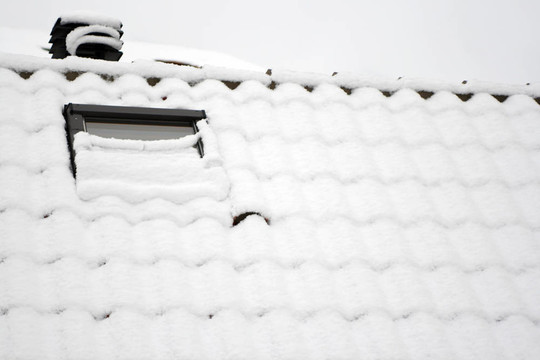 屋頂上的雪；蓋上的窗戶