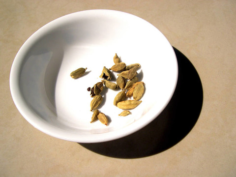 在白碗豆蔻