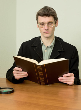 在眼鏡的人讀的書