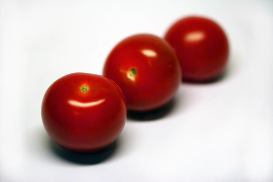 三個(gè)櫻桃西紅柿