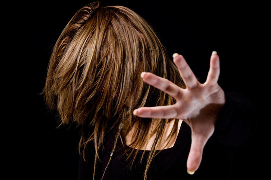 女性用頭發(fā)遮住臉的肖像