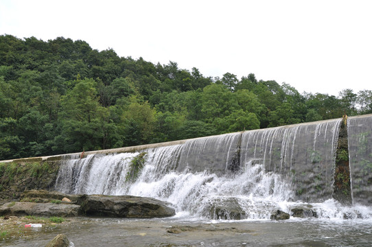 小河流淌