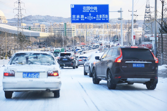 雪天行車