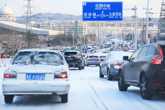 雪天行車