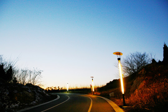 傍晚夜空下的道路