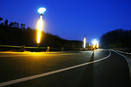 寧靜夜晚景觀道路