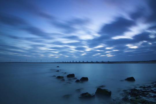 一個藍(lán)色的日落在海洋