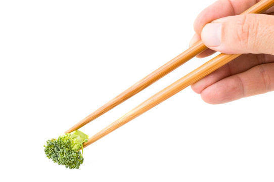 中國筷子與花椰菜。