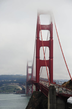 霧中的金門大橋