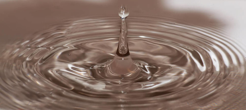 水滴沖擊后水上的圓