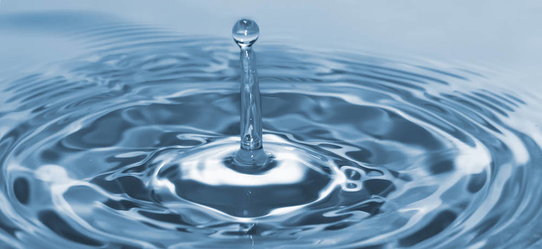 水滴沖擊后水上的圓