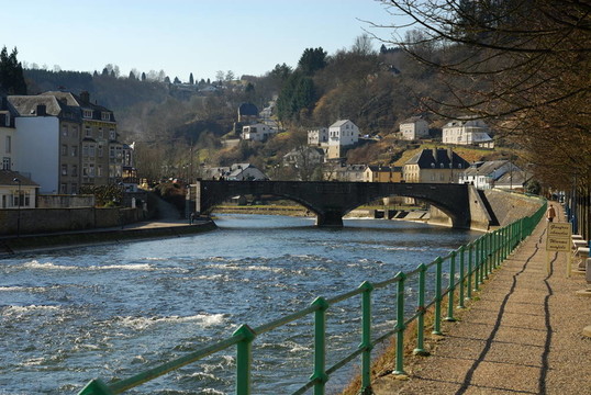 橋和布永河景觀