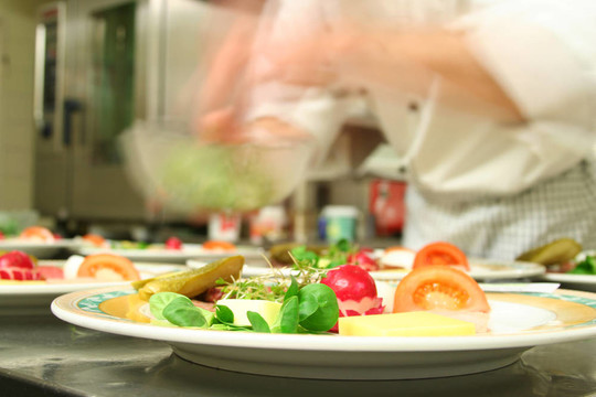 廚師準備健康食品