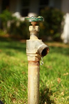 帶滴水的水龍頭