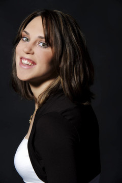 微笑的年輕女人