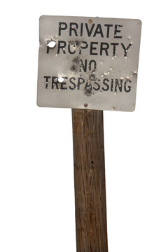 沒有trespasing標(biāo)志的子彈孔