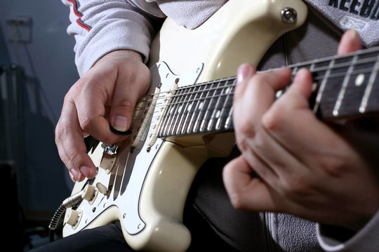 打e-guitar