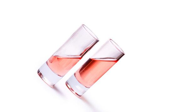 帶粉紅色液體的薄玻璃杯