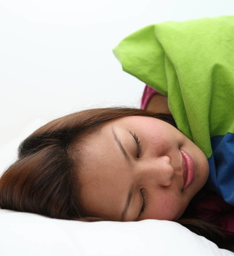 年輕的女人睡覺。