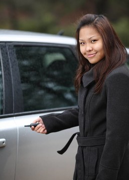 年輕女子打開她的新車