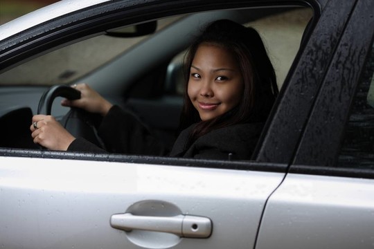 年輕的女人開她的新車。