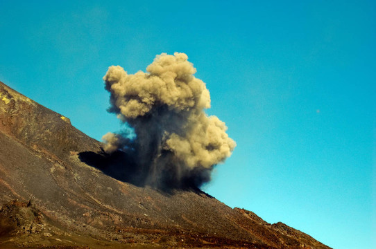 在Etna火山灰云