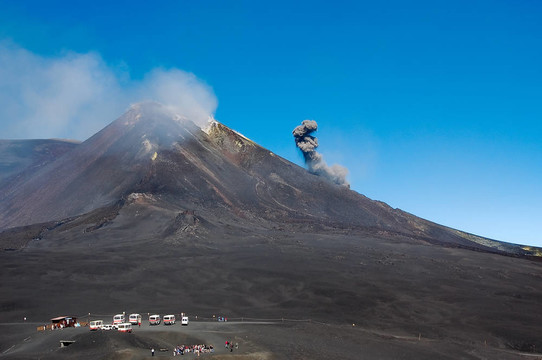 在Etna火山灰云