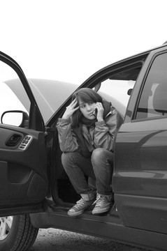 少女和一輛壞了的汽車