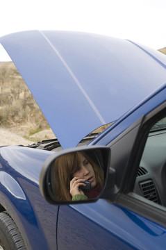 少女和一輛壞了的汽車