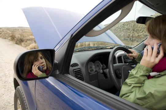 少女和一輛壞了的汽車