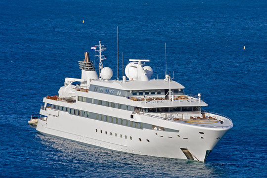 白色游艇上的水