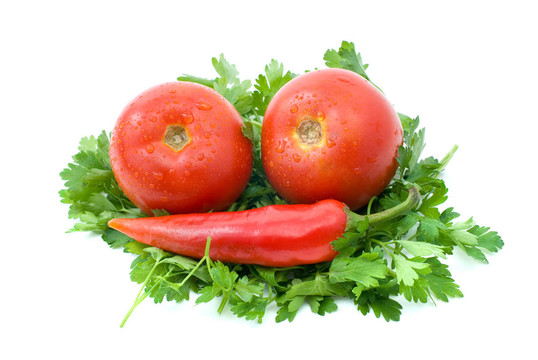 两个熟番茄和红辣椒在一些香菜