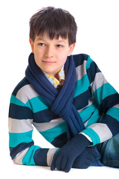冬季穿衣服的男孩
