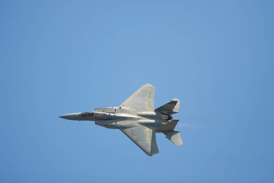 F-15攻擊鷹是在眾人面前一卷