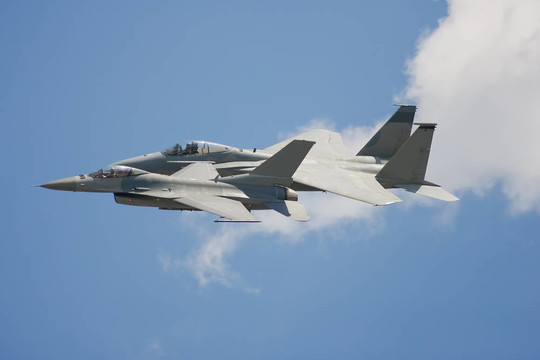 一個(gè)F-16“戰(zhàn)隼”和F-15鷹坯在當(dāng)?shù)氐暮秸? style=