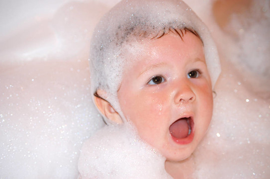 肥皂泡的小女孩洗澡