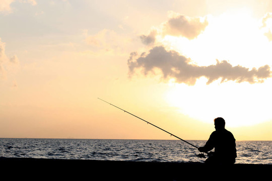 一個(gè)在夕陽(yáng)下釣魚(yú)的人