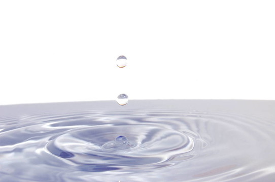 白色水滴上的水滴