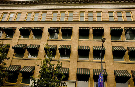 綠色遮陽篷棕磚