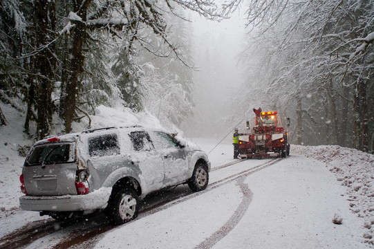 雪地里的汽車事故