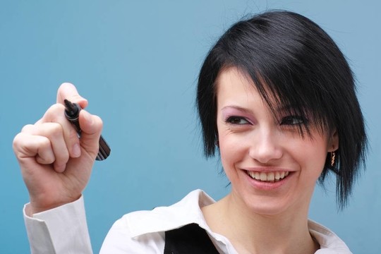 女人用鋼筆在空中寫字