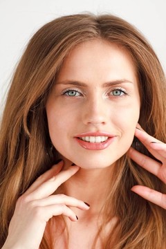 微笑的年輕女人