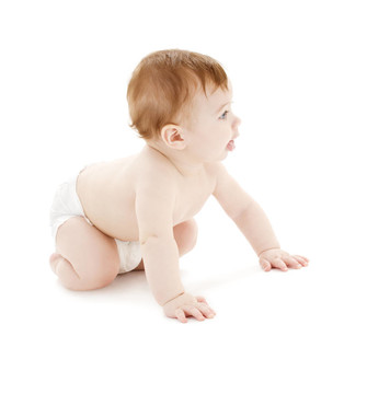 在尿布上爬行的嬰兒
