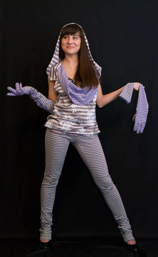 黑色背景上的女孩