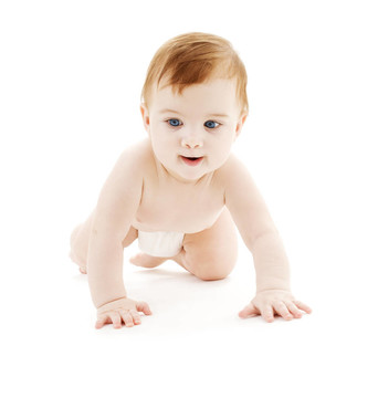 在尿布上爬行的嬰兒