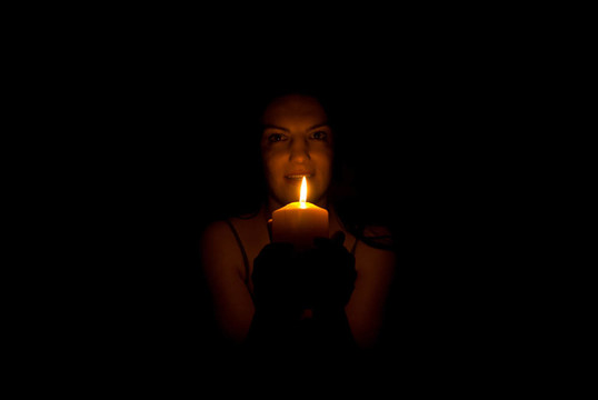 在黑暗中的女人與蠟燭