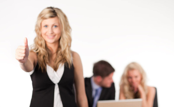 她用拇指到相機(jī)的商人