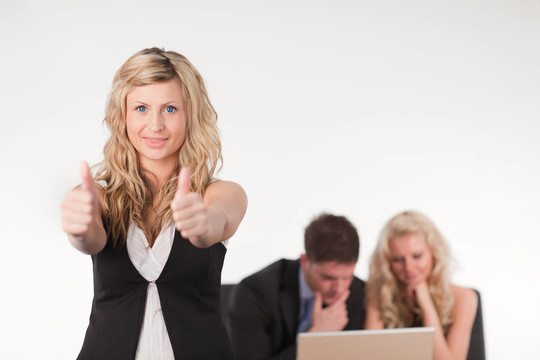 她用拇指到相機(jī)的商人