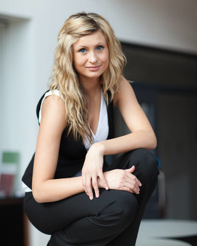 商業(yè)女人看著相機(jī)